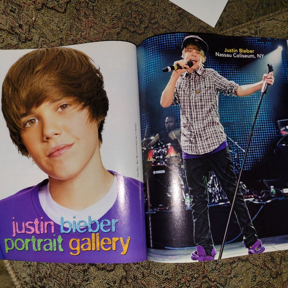 Justin Bieber Life Story-2 mags & 1 concert pictorial book (initialed by Justin) - Picture 6 of 14